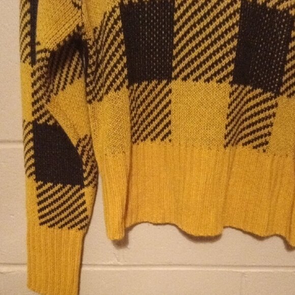 Cozy Yellow and Black Checkered Sweater Size Large - Picture 2 of 11